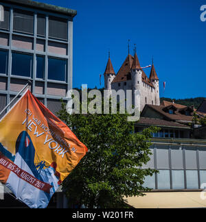 Die hübsche Stadt Thun am Thuner See in der Schweiz Stockfoto