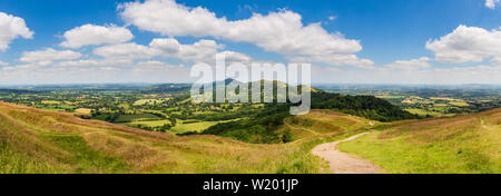 Ein Panoramablick auf die Malvern Hills von den Erdarbeiten des British Camp Iron Age Hillfort, Worcestershire, England Stockfoto