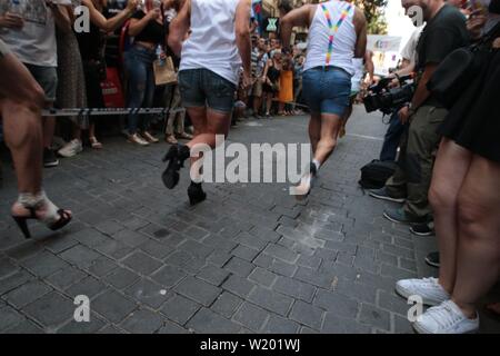 Madrid, Spanien. 04. Juli, 2019. Madrid Spanien; 04/07/2019. - High Heels Rennen an der Gay Pride Feiern in Madrid, Aktivitäten vor der Parade auf der 7. Eine der großen Festlichkeiten von Madrid. Credit: Juan Carlos Rojas/Picture Alliance | Verwendung weltweit/dpa/Alamy leben Nachrichten Stockfoto