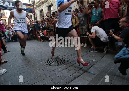 Madrid, Spanien. 04. Juli, 2019. Madrid Spanien; 04/07/2019. - High Heels Rennen an der Gay Pride Feiern in Madrid, Aktivitäten vor der Parade auf der 7. Eine der großen Festlichkeiten von Madrid. Credit: Juan Carlos Rojas/Picture Alliance | Verwendung weltweit/dpa/Alamy leben Nachrichten Stockfoto