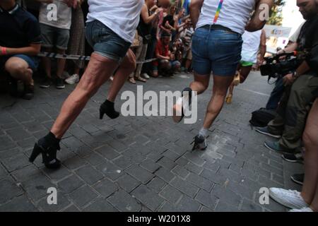 Madrid, Spanien. 04. Juli, 2019. Madrid Spanien; 04/07/2019. - High Heels Rennen an der Gay Pride Feiern in Madrid, Aktivitäten vor der Parade auf der 7. Eine der großen Festlichkeiten von Madrid. Credit: Juan Carlos Rojas/Picture Alliance | Verwendung weltweit/dpa/Alamy leben Nachrichten Stockfoto