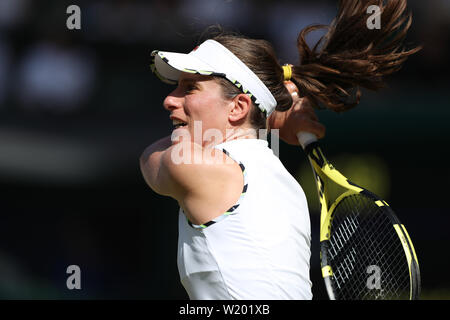 London, Großbritannien. 04. Juli, 2019. 4. Juli 2019, den All England Lawn Tennis und Croquet Club, Wimbledon, England, Wimbledon Tennis Turnier, Tag 4; Johanna Konta kehrt zu Katerina Siniaková Credit: Aktion Plus Sport Bilder/Alamy leben Nachrichten Stockfoto