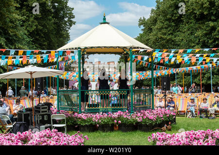 Weibliche vintage boogie - woogie Gesangsgruppe im musikpavillon an der RHS Hampton Court Flower Show 2019. Hampton Court Palace, East Molesey, Surrey, England Stockfoto