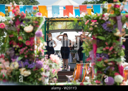 Weibliche vintage boogie - woogie Gesangsgruppe im musikpavillon an der RHS Hampton Court Flower Show 2019. Hampton Court Palace, East Molesey, Surrey, England Stockfoto