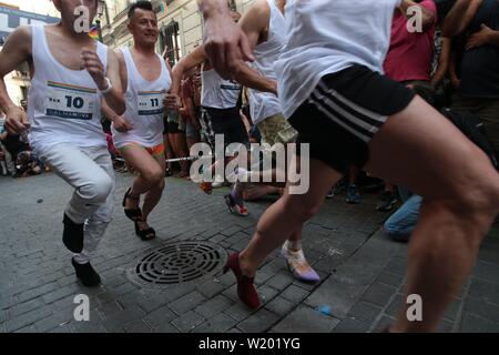 Madrid, Spanien. 04. Juli, 2019. Madrid Spanien; 04/07/2019. - High Heels Rennen an der Gay Pride Feiern in Madrid, Aktivitäten vor der Parade auf der 7. Eine der großen Festlichkeiten von Madrid. Credit: Juan Carlos Rojas/Picture Alliance | Verwendung weltweit/dpa/Alamy leben Nachrichten Stockfoto