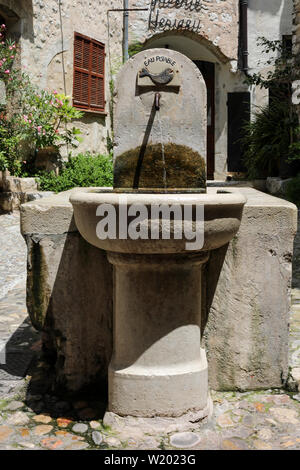 Alte Trinkbrunnen in Saint-Paul-de-Vence, mittelalterliche Stadt an der französischen Riviera Stockfoto