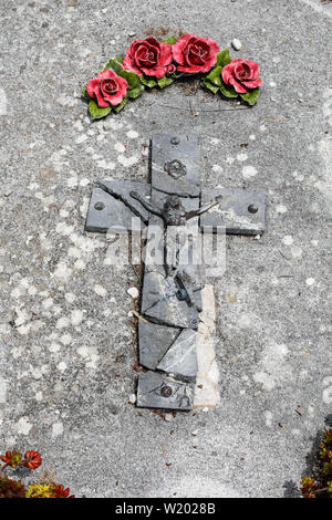 Gebrochene Kruzifix auf einem Grabstein in der Cimetière de Saint-Paul-de-Vence, Frankreich Stockfoto