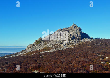 Blick auf einem Felsvorsprung oder Damm, auf der Stiperstones, ein markanter Hügel in Shropshire, England. Es handelt sich um einen Quarzit Ridge. Stockfoto