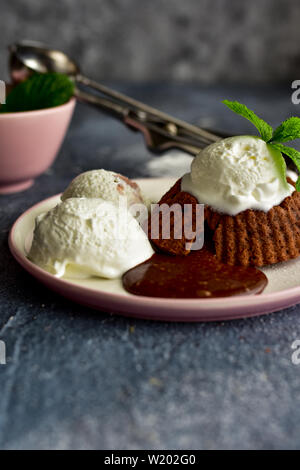 Schokolade lava Kuchen mit Eis auf dem Teller serviert. Stockfoto