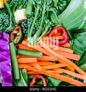 Auswahl an Gesunden rohes Gemüse wie Karotten Pak Choi, Brokkoli, Paprika und Rotkohl Stockfoto