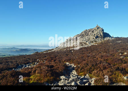 Blick auf einem Felsvorsprung oder Damm, auf der Stiperstones, ein markanter Hügel in Shropshire, England. Es handelt sich um einen Quarzit Ridge. Stockfoto