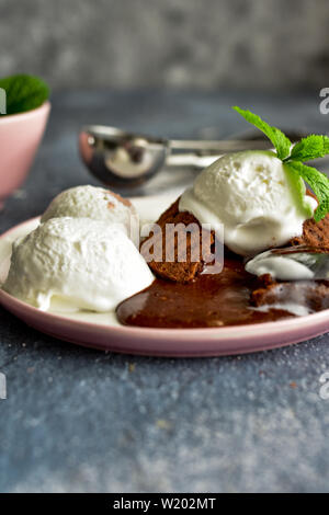 Lava Kuchen. Lava Kuchen mit Vanilleeis. Schokolade souffle. Stockfoto