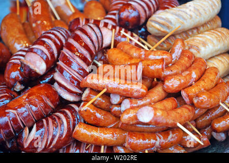 Gegrillte Würste, hausgemachte Wurst- und kupaty auf der Theke auf der Messe an einem sonnigen Tag Stockfoto