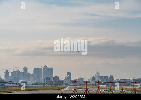 London, Großbritannien - 17, Februar 2019: BA CityFlyer eine hundertprozentige Tochtergesellschaft der Fluggesellschaft British Airways in Manchester, England, Flugzeuge des Typs Embraer E Stockfoto