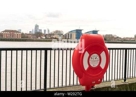 London, Großbritannien - 05.März 2019: Die glasdon Rettungsring Gehäuse auf der Themse in London, England, Großbritannien Stockfoto