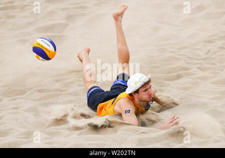 Hamburg, Deutschland. 04. Juli, 2019. Beachvolleyball, Weltmeisterschaft, in Schönried Stadion: Umlauf von 32, Männer, Bourne/Crabb (USA) - Ehlers/Flüggen (Deutschland). Lars Flüggen in Aktion auf dem Centre Court. Credit: Christian Charisius/dpa/Alamy leben Nachrichten Stockfoto