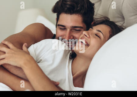 Die beste Morgen sind mit Ihnen. Paar im Bett kuscheln am Morgen. Stockfoto