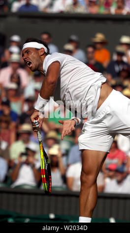 London, Großbritannien. 04. Juli, 2019. Wimbledon, 4. Juli 2019 - Rafael Nadal während seines zweiten runden Match gegen Nick Kyrgios heute in Wimbledon. Quelle: Adam Stoltman/Alamy leben Nachrichten Stockfoto