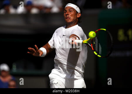 London, Großbritannien. 04. Juli, 2019. Wimbledon, 4. Juli 2019 - Rafael Nadal während seines zweiten runden Match gegen Nick Kyrgios heute in Wimbledon. Quelle: Adam Stoltman/Alamy leben Nachrichten Stockfoto