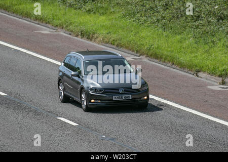 2016 grauer VW Volkswagen Passat SE Business TDI BM; UK Vehicular Traffic, Transport, modern, Salonwagen, nordwärts auf der 3-spurigen Autobahn M6 gebunden. Stockfoto