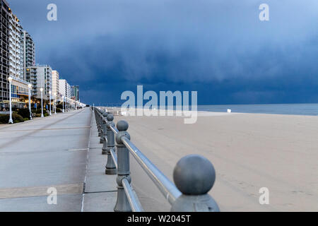 Ein Sturm braut über die Strandpromenade und den Atlantik in Virginia Beach, Virginia. Stockfoto