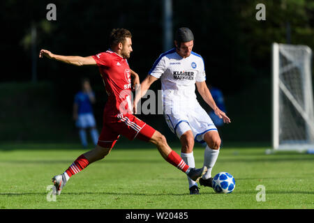 Damian Rossbach (KSC) in Duellen mit Lukas Buchvaldek (SK Sigma Olomouc) GES/fussball/2. Bundesliga: Testspiel KSC-SK Sigma Olmuetz, im Trainingslager des Karlsruher Sport Club in Waidring, 04.07.2019 Fußball: 2. Liga: Trainingscamp Karlsruher SC, Waidring, Österreich, Juli 4, 2019 | Verwendung weltweit Stockfoto