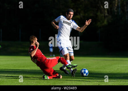 Damian Rossbach (KSC) in Duellen mit Martin Sladky (SK Sigma Olomouc). GES/fussball/2. Bundesliga: Testspiel KSC-SK Sigma Olmuetz, im Trainingslager des Karlsruher Sport Club in Waidring, 04.07.2019 Fußball: 2. Liga: Trainingslager Karlsruher SC, Waidring, Österreich, Juli 4, 2019 | Verwendung weltweit Stockfoto