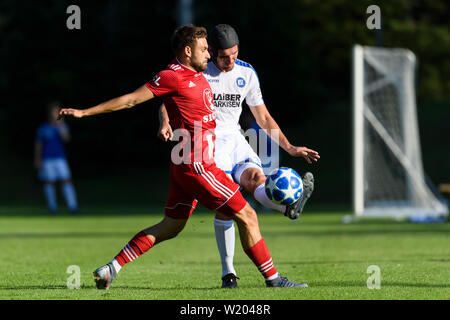 Damian Rossbach (KSC) in Duellen mit Lukas Buchvaldek (SK Sigma Olomouc) GES/fussball/2. Bundesliga: Testspiel KSC-SK Sigma Olmuetz, im Trainingslager des Karlsruher Sport Club in Waidring, 04.07.2019 Fußball: 2. Liga: Trainingscamp Karlsruher SC, Waidring, Österreich, Juli 4, 2019 | Verwendung weltweit Stockfoto