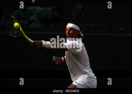 London, Großbritannien. 04. Juli, 2019. Wimbledon, 4. Juli 2019 - Rafael Nadal während seines zweiten runden Match gegen Nick Kyrgios heute in Wimbledon. Quelle: Adam Stoltman/Alamy leben Nachrichten Stockfoto