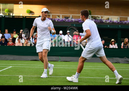 Jamie Murray (rechts) und NEAL Skupski während ihrer Doppel an Tag 5