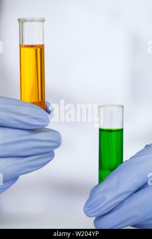 Biologische Tests. Frau mit Kolben in Lab. Der Wissenschaftler, Dermatologe testen die organische Naturprodukt im Labor Stockfoto