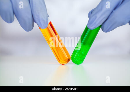 Biologische Tests. Frau mit Kolben in Lab. Der Wissenschaftler, Dermatologe testen die organische Naturprodukt im Labor Stockfoto