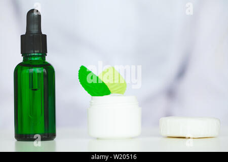 Biologische Tests. Frau mit Kolben in Lab. Der Wissenschaftler, Dermatologe testen die organische Naturprodukt im Labor Stockfoto