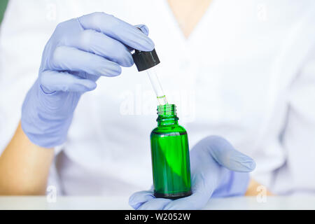 Biologische Tests. Frau mit Kolben in Lab. Der Wissenschaftler, Dermatologe testen die organische Naturprodukt im Labor Stockfoto