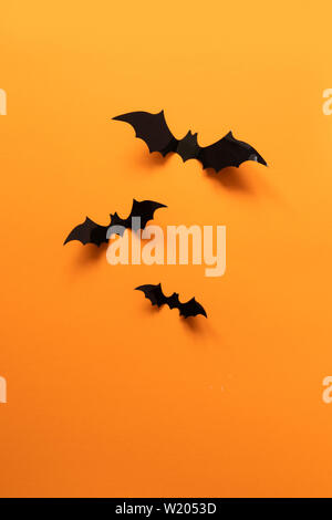 Halloween Urlaub Konzept mit Papier Fledermäuse Stockfoto