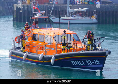 RNLI Scarborough Rettungsboot crew demonstriert die Shannon Klasse alle Wetter Rettungsboot während Scarborough Streitkräfte Tag 2019. Stockfoto