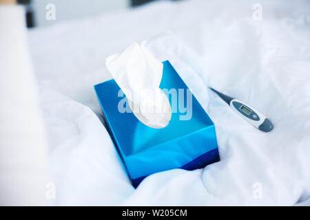 Kosmetiktücher Cube Box. Blue pack Gewebe auf dem Bett Stockfoto