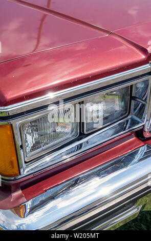 Scheinwerfer eines roten vintage Lincoln Continental Auto Stockfoto