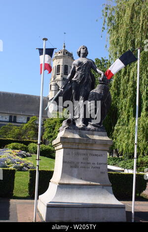 Deutsch-französischen Krieg Memorial Statue vor St. Leopold katholische Kirche in der Normandie, Frankreich Stockfoto