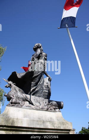 Seitenansicht des Deutsch-Französischen Krieg Denkmal vor der St. Leopold Katholische Kirche in Honfleur, Frankreich Stockfoto