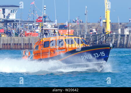 RNLI Scarborough Rettungsboot crew demonstriert die Shannon Klasse alle Wetter Rettungsboot während Scarborough Streitkräfte Tag 2019. Stockfoto