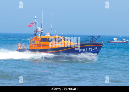 RNLI Scarborough Rettungsboot crew demonstriert die Shannon Klasse alle Wetter Rettungsboot während Scarborough Streitkräfte Tag 2019. Stockfoto