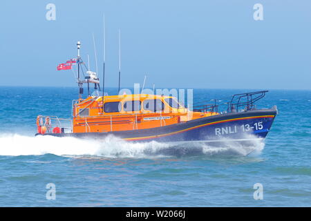 RNLI Scarborough Rettungsboot crew demonstriert die Shannon Klasse alle Wetter Rettungsboot während Scarborough Streitkräfte Tag 2019. Stockfoto