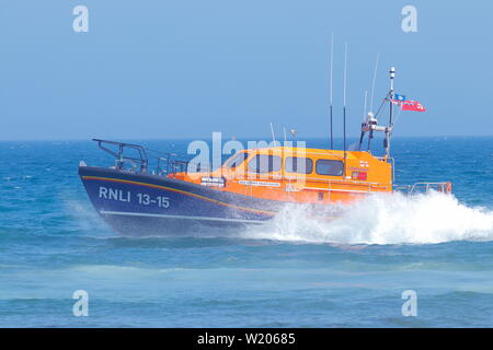 RNLI Scarborough Rettungsboot crew demonstriert die Shannon Klasse alle Wetter Rettungsboot während Scarborough Streitkräfte Tag 2019. Stockfoto