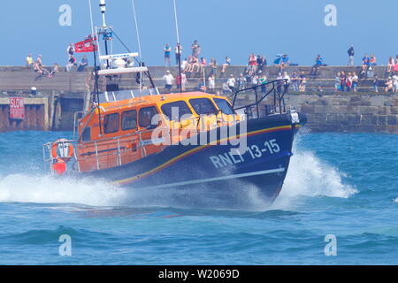 RNLI Scarborough Rettungsboot crew demonstriert die Shannon Klasse alle Wetter Rettungsboot während Scarborough Streitkräfte Tag 2019. Stockfoto