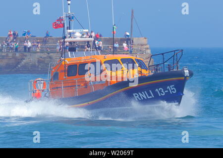 RNLI Scarborough Rettungsboot crew demonstriert die Shannon Klasse alle Wetter Rettungsboot während Scarborough Streitkräfte Tag 2019. Stockfoto
