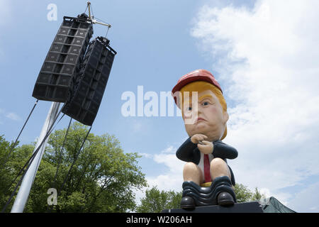 Washington, District of Columbia, USA. 4. Juli 2019. Mitglieder der protestgruppe Code Pink eine Statue des Präsidenten der Vereinigten Staaten Donald J. Trumpf Twittern aus einer goldenen Wc in Washington, DC, USA am 4. Juli 2019, seinen Gruß zu Amerika Rede zu protestieren. Die Gruppe geht davon aus, dass der Präsident die Teilnahme an 4. Juli feiern ist die Politisierung eine nicht-politische Urlaub. Credit: Stefani Reynolds/CNP/ZUMA Draht/Alamy leben Nachrichten Stockfoto