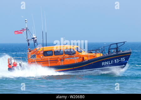 RNLI Scarborough Rettungsboot crew demonstriert die Shannon Klasse alle Wetter Rettungsboot während Scarborough Streitkräfte Tag 2019. Stockfoto