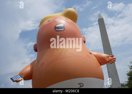 Washington, District of Columbia, USA. 4. Juli 2019. Mitglieder der protestgruppe Code Pink Einrichten der "Baby Trump''Blimp in Washington, DC, USA am 4. Juli 2019, United States President Donald J. Trumpf Gruß zu Amerika Rede zu protestieren. Die Gruppe geht davon aus, dass der Präsident die Teilnahme an 4. Juli feiern ist die Politisierung eine nicht-politische Urlaub. Credit: Stefani Reynolds/CNP/ZUMA Draht/Alamy leben Nachrichten Stockfoto