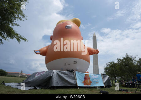 Washington, District of Columbia, USA. 4. Juli 2019. Mitglieder der protestgruppe Code Pink Einrichten der "Baby Trump''Blimp in Washington, DC, USA am 4. Juli 2019, United States President Donald J. Trumpf Gruß zu Amerika Rede zu protestieren. Die Gruppe geht davon aus, dass der Präsident die Teilnahme an 4. Juli feiern ist die Politisierung eine nicht-politische Urlaub. Credit: Stefani Reynolds/CNP/ZUMA Draht/Alamy leben Nachrichten Stockfoto